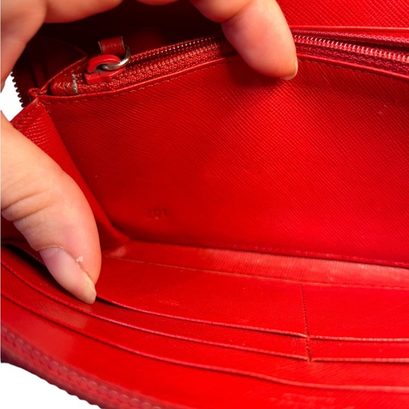 PRADA red saffiano leather trifold wallet - Picture 2 of 15